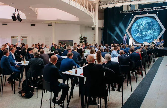 Kongresshalle mit vielen Menschen